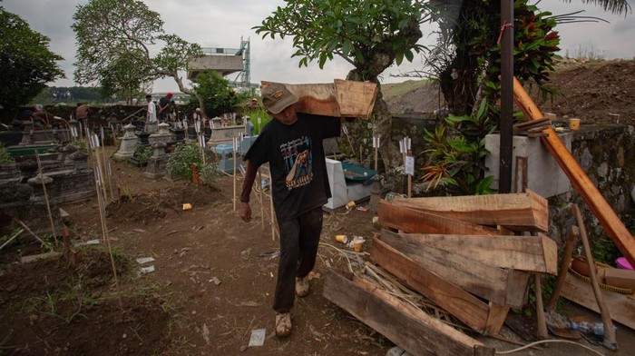 Pekerja menggali makam baru saat proses relokasi makam di  Padukuhan Kaweden, Tirtoadi, Mlati, Sleman, D.I Yogyakarta, Rabu (3/12/2025). Sebanyak 451 makam direlokasi ke tempat baru yang lokasinya tidak jauh dari makam lama karena terdampak proyek pembangunan Jalan Tol Yogya-Bawen Seksi 2 Paket 2.2. ANTARA FOTO/Andreas Fitri Atmoko/nym.