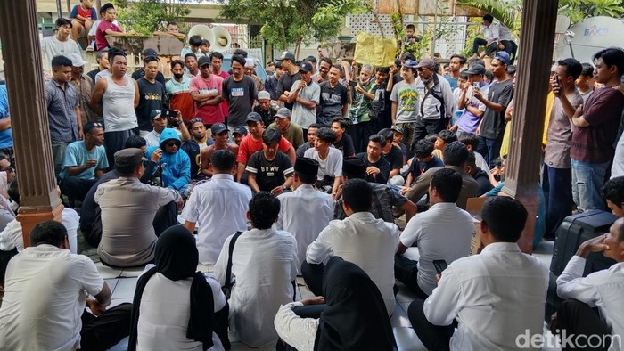 Warga Lombok Timur Geruduk Kantor Desa, Tuding Bantuan UMKM Tak Tepat Sasaran