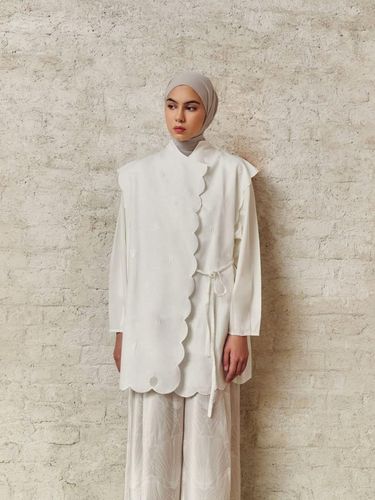 Koleksi kolaborasi Riamiranda X Shop at Velvet di Billy's Block, Senopati, Selasa (2/12/2025).