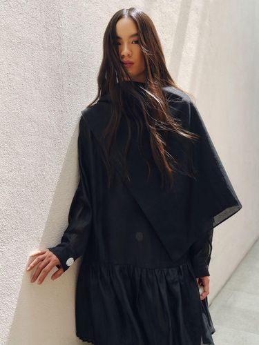 Koleksi kolaborasi Riamiranda X Shop at Velvet di Billy's Block, Senopati, Selasa (2/12/2025).