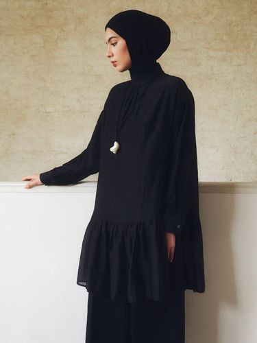 Koleksi kolaborasi Riamiranda X Shop at Velvet di Billy's Block, Senopati, Selasa (2/12/2025).