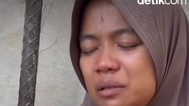 Rina Sitati bercerita perjuangannya dan anaknya untuk selamat dari banjir di Palembayan, Sumatera Barat (Sumbar) Rina Sitati bercerita perjuangannya dan anaknya untuk selamat dari banjir di Palembayan, Sumatera Barat (Sumbar)
