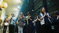 Suasana hening menyelimuti lokasi saat warga mengenang para korban. Sebelumnya, sebuah kompleks perumahan di distrik Tai Po, Hong Kong, mengalami kebakaran hebat pada Rabu (26/11) lalu. Kompleks ini memiliki sekitar hampir 2.000 unit hunian dan diperkirakan menampung lebih dari 4.000 jiwa. REUTERS/Lam Yik