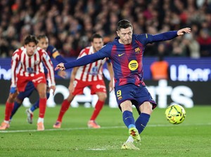 Duh! Bola Penalti Lewandowski Melambung Jauh Terbang Tinggi