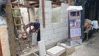 Para pekerja sedang menyusun hebel untuk membuat tembok rumah. Foto: Danica Adhitiawarman/detikcom