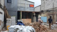 Kini, rumah Sapri sudah dibongkar sampai rata dengan tanah. Tanah seluas 74,5 meter persegi itu dipenuhi puing dan material bangunan. Bagian tembok pun mulai dibangun dengan hebel. Para Foto: Danica Adhitiawarman/detikcom