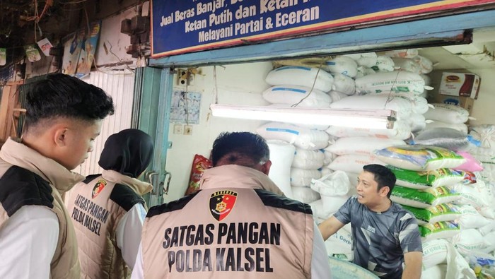 Satgas Pangan Polda Kalsel monitoring harga dan stok sembako di Pasar Antasari.