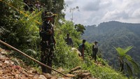 Prajurit TNI dari Satgas Penertiban Kawasan Hutan (PKH) berjaga di lokasi pertambangan tanpa izin (PETI) di kawasan Taman Nasional Gunung Halimun Salak, Lebak, Banten, Rabu (3/12/2025). ANTARA FOTO/Angga Budhiyanto