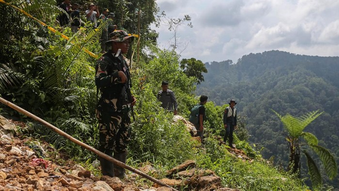 Direktur Jenderal Penegakan Hukum Kehutanan Kementerian Kehutanan Dwi Januanto Nugroho (keempat kanan) bersama Dansatgas Penertiban Kawasan Hutan (PKH) Garuda Mayjen TNI Dody Triwinarto (kedua kanan), Wakajati Banten Ardito Muwardi (kelima kanan), dan Kepala Balai TNGHS Budi Chandra (kanan) meninjau lokasi pertambangan tanpa izin (PETI) di kawasan Taman Nasional Gunung Halimun Salak, Kabupaten Lebak, Banten, Rabu (3/12/2025). Kementerian Kehutanan bersama dengan Satgas PKH menertibkan kegiatan ilegal termasuk pertambangan tanpa izin pada operasi periode ketiga di Taman Nasional Gunung Halimun Salak dan berhasil melakukan penguasaan kembali kawasan tersebut dari kegiatan ilegal berupa lubang PETI sebanyak 55 lubang karena mengancam kelestarian kawasan konservasi yang merupakan salah satu hulu daerah aliran sungai di Provinsi Jawa Barat dan Banten. ANTARA FOTO/Angga Budhiyanto/nz