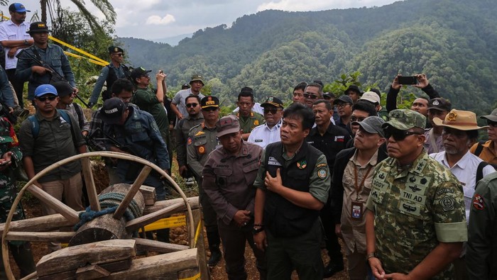 Direktur Jenderal Penegakan Hukum Kehutanan Kementerian Kehutanan Dwi Januanto Nugroho (keempat kanan) bersama Dansatgas Penertiban Kawasan Hutan (PKH) Garuda Mayjen TNI Dody Triwinarto (kedua kanan), Wakajati Banten Ardito Muwardi (kelima kanan), dan Kepala Balai TNGHS Budi Chandra (kanan) meninjau lokasi pertambangan tanpa izin (PETI) di kawasan Taman Nasional Gunung Halimun Salak, Kabupaten Lebak, Banten, Rabu (3/12/2025). Kementerian Kehutanan bersama dengan Satgas PKH menertibkan kegiatan ilegal termasuk pertambangan tanpa izin pada operasi periode ketiga di Taman Nasional Gunung Halimun Salak dan berhasil melakukan penguasaan kembali kawasan tersebut dari kegiatan ilegal berupa lubang PETI sebanyak 55 lubang karena mengancam kelestarian kawasan konservasi yang merupakan salah satu hulu daerah aliran sungai di Provinsi Jawa Barat dan Banten. ANTARA FOTO/Angga Budhiyanto/nz