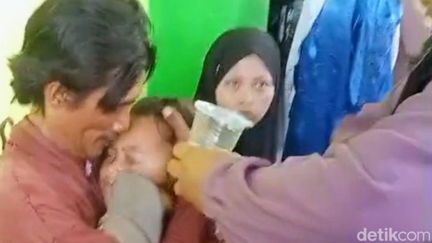 Sejumlah siswa di Bondowoso dirawat di Puskesmas Sumberwringin diduga keracunan usai meminum susu kedelai menu Makan Bergizi Gratis (MBG). Sejumlah siswa di Bondowoso dirawat di Puskesmas Sumberwringin diduga keracunan usai meminum susu kedelai menu Makan Bergizi Gratis (MBG).