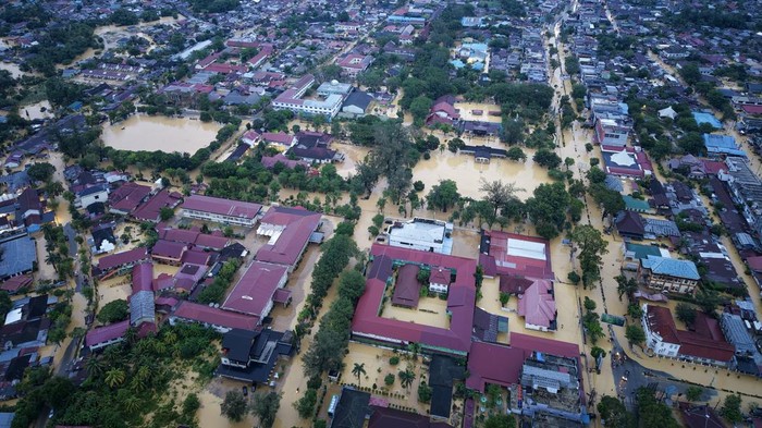 Foto udara sejumlah bangunan yang masih tergenang air pascabanjir bandang di Kota Langsa, Aceh, Selasa (2/12/2025). Bencana banjir bandang yang melanda daerah tersebut pada Rabu (26/11) mengakibatkan sejumlah fasilitas umum, kantor pemerintahan, dan jalan raya dipenuhi lumpur dan masih menyisakan genangan air di beberapa lokasi. ANTARA FOTO/Suhendra/Lmo/tom.