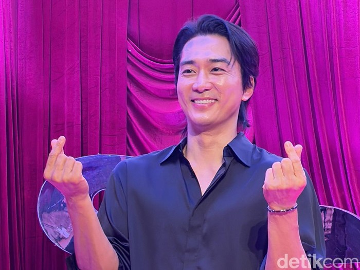 Song Seung Heon hadir dalam acara fan meeting eksklusif yang digelar Passion Jewelry di Plaza Indonesia, Rabu (3/12/2025).