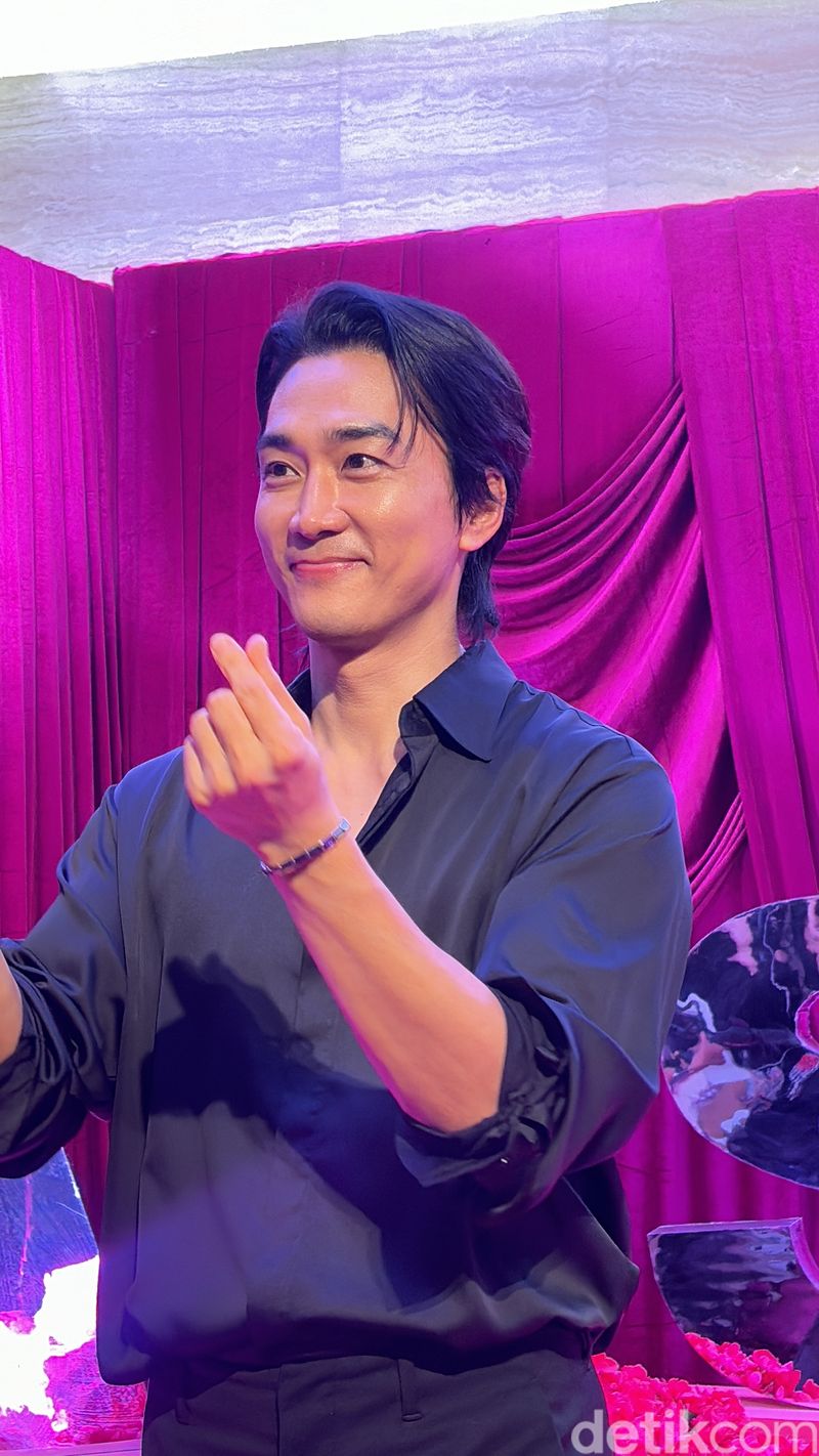 Song Seung Heon hadir dalam acara fan meeting eksklusif yang digelar Passion Jewelry di Plaza Indonesia, Rabu (3/12/2025).