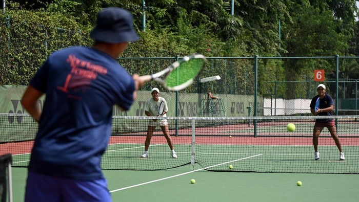 Petenis putri Indonesia Anjali Kirana (kiri) dan Meydiana Laviola (kanan) mengikuti sesi latihan jelang Sea Games 2025 di Pelatnas Tenis, Jakarta, Rabu (3/12/2025). Pengurus Pusat Persatuan Tenis Seluruh Indonesia akan mengirimkan enam petenis putri yang akan berlaga dalam ajang Sea Games 2025 di Thailand yang berangsung pada 9-20 Desember 2025. ANTARA FOTO/Fauzan