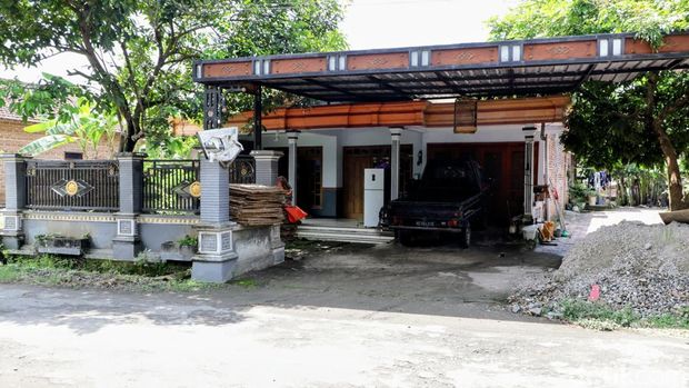 Suasana di rumah Paryatin alias Dewi Astutik di Ponorogo, gembong narkoba buron interpol yang ditangkap BNN di Kamnboja.