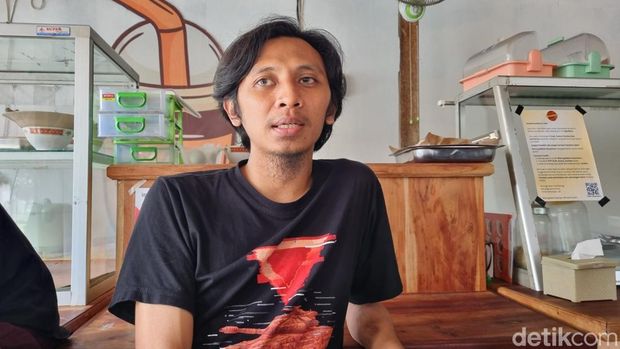 Suasana Warung Makan Nusantara di Jalan Garuda, Kepanjen, Banguntapan, Bantul yang menggratiskan makan pemilik KTP Aceh, Sumut dan Sumbar di Jogja akibat terdampak bencana alam, Rabu (3/12/2025).