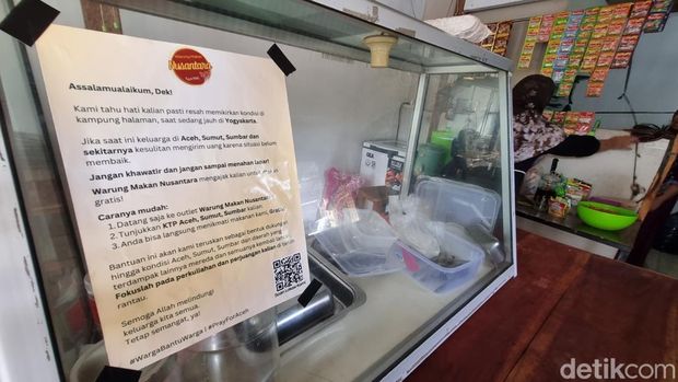 Suasana Warung Makan Nusantara di Jalan Garuda, Kepanjen, Banguntapan, Bantul yang menggratiskan makan pemilik KTP Aceh, Sumut dan Sumbar di Jogja akibat terdampak bencana alam, Rabu (3/12/2025).