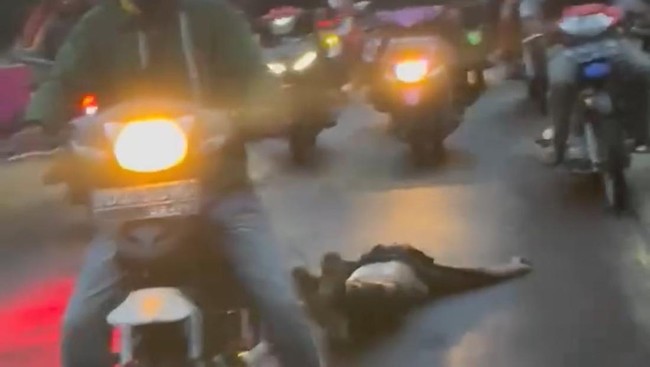 Tangkapan layar warga menyeret pria terduga pelaku pemerkosaan di Malakaji, Kecamatan Tompobulu, Kabupaten Gowa.