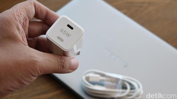 HP ini dibekali adaptor 65W dalam paket penjualannya. Foto: Adi Fida Rahman/detikINET