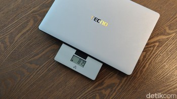Berat Megabook S14 tidak sampai 900 gram. Foto: Adi Fida Rahman/detikINET