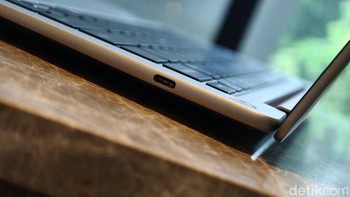 Port sebelah kanan ada USB-C untuk data. Foto: Adi Fida Rahman/detikINET