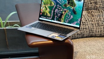 Laptop ini menawarkan OLED 2.8K yang menyajikan warna lebih hidup, kontras mendalam, dan kenyamanan optimal dalam berbagai aktivitas, mulai dari kerja hingga hiburan. Mengusung screen-to-body-ratio 91% serta sertifikasi TÜV Rheinland untuk kenyamanan mata. Foto: Adi Fida Rahman/detikINET