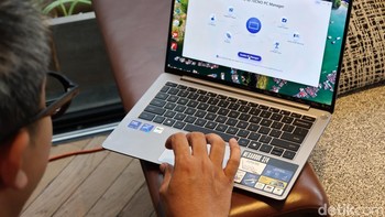 Megabook S14 mengintegrasikan model AI skala besar edge-side pertama di dunia yang dikembangkan sepenuhnya oleh Tecno. Teknologi ini menghadirkan kemampuan AI cerdas di setiap aspek produktivitas pengguna—bahkan tanpa koneksi internet.Foto: Adi Fida Rahman/detikINET