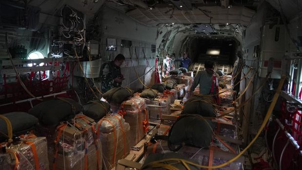 TNI menyalurkan bantuan ke Aceh Tamiang dengan memanfaatkan jalur udara TNI menyalurkan bantuan ke Aceh Tamiang dengan memanfaatkan jalur udara