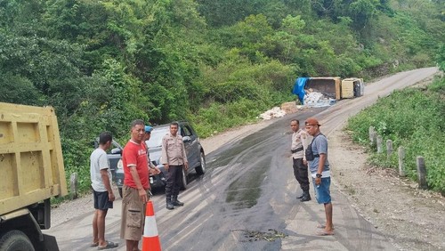 Truk bermuatan beras dan minyak goreng terguling di Jalan Natonis-Lelogama, Kecamatan Amfoang Selatan, Kabupaten Kupang, NTT, Rabu (3/12/2025). (Foto: Dok. Polsek Amfoang Selatan)