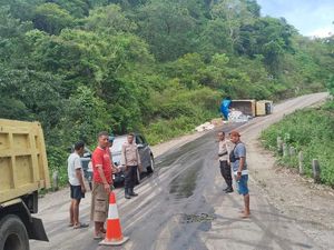 Truk Terguling di Amfoang Kupang, 4 Ton Beras-Migor Berserakan di Aspal