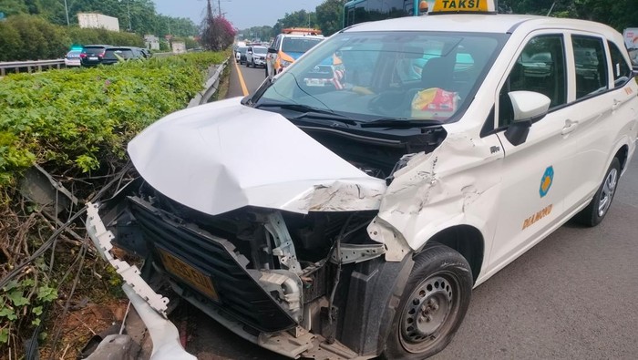 Tak Jaga Jarak Aman, Truk Tabrakan Beruntun di Tol Sedyatmo Jakut