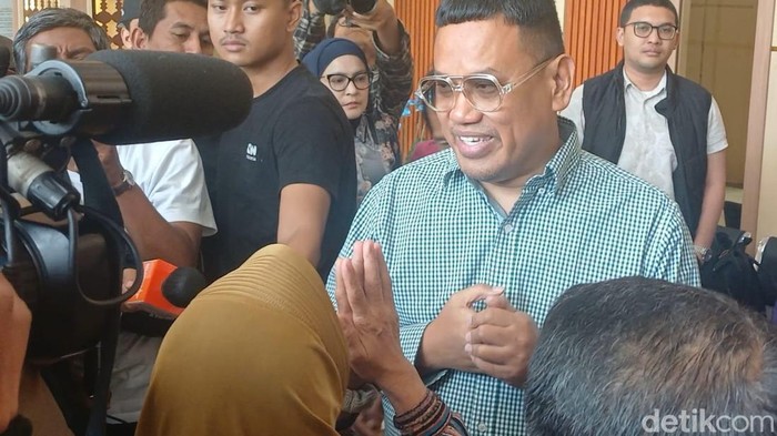 Uya Kuya bertemu orang tua para terdakwa penjarah rumahnya di Pengadilan Negeri Jakarta Timur, Rabu (3/12/2025).