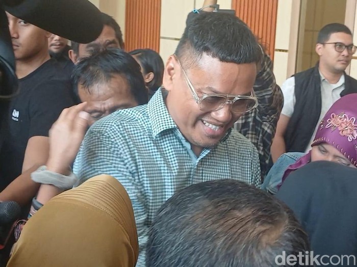 Uya Kuya bertemu orang tua para terdakwa penjarah rumahnya di Pengadilan Negeri Jakarta Timur, Rabu (3/12/2025).