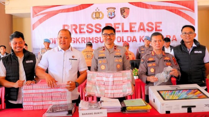 Wakapolda Kaltara menunjukkan uang tunai sitaan. (Polda Kaltara)