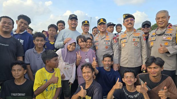 Wakapolri Komjen Dedi Prasetyo memberi bantuan korban banjir di Aceh Tamiang