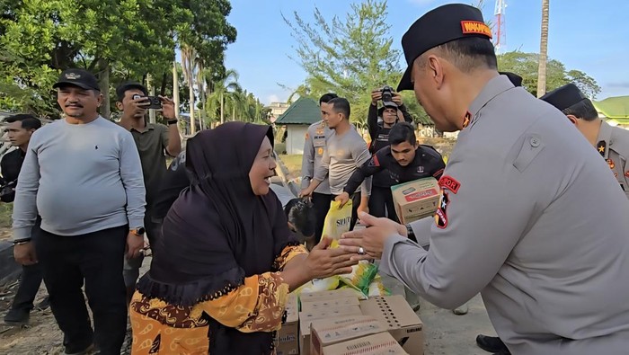 Asih dan Warga Aceh Tamiang Semringah Wakapolri Datang-Beri Bantuan Makanan