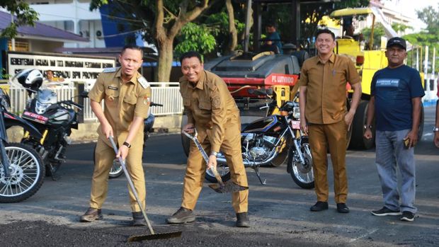 Wali Kota Pekanbaru, Agung Nugroho keliling melihat titik perbaikan jalan. (Dok Diskominfotik Pekanbaru) Wali Kota Pekanbaru, Agung Nugroho keliling melihat titik perbaikan jalan. (Dok Diskominfotik Pekanbaru)