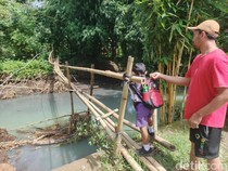 Miris, Warga Pendem Jembrana Belasan Tahun Seberangi Jembatan Bambu Reyot