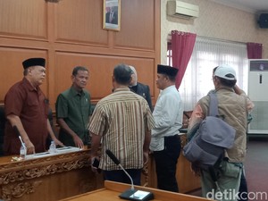 Warga Tinggen Geruduk DPRD Klaten Minta Tanahnya Tetap Dibeli Proyek Tol