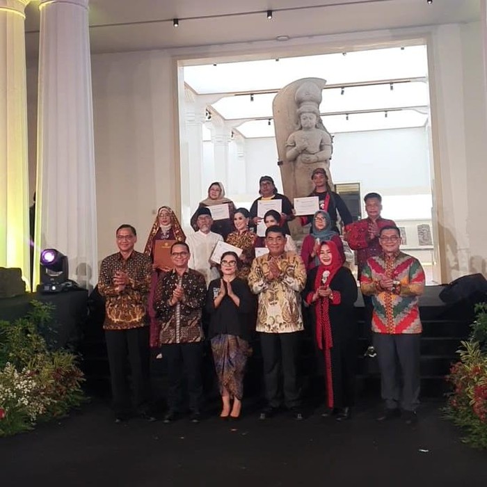 Pekerja menata kedelai yang siap difermentasi menjadi tempe di Bintaro, Jakarta Selatan, Rabu (19/11/2025).  Industri tempe dengan bahan Utama kedelai sangat terpengaruh oleh harga kedelai global.