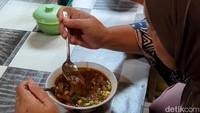 Kontol sapi itu ia kombinasikan sebagai isian soto tauco yang sudah lebih dulu populer di Pekalongan. Soto tauco daging sudah banyak, pelanggan carinya yang KTL. Tapi kalau nggak ada barang (KTL), ya mereka ke sini tetap makan soto daging sapinya, sambung Rukiyah. Foto: Robby Bernardi/detikJateng