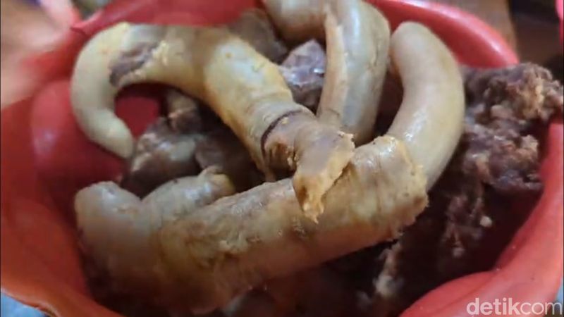 Warung soto kontol sapi di Kauman, Wiradesa, Kabupaten Pekalongan, Rabu (3/12/2025).