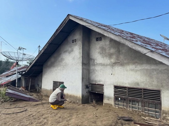 Zaskia Adya Mecca terjun ke lokasi bencana di Pidie, Aceh. Ia membagikan potret miris dampak bencana serta momen-momen saat ia berinteraksi dan menyalurkan bantuan kepada para korban yang terdampak.
