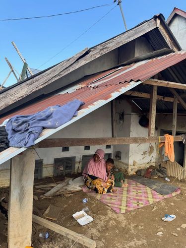 Zaskia Adya Mecca ke Lokasi Bencana Pidie Aceh Zaskia Adya Mecca terjun ke lokasi bencana di Pidie, Aceh. Ia membagikan potret miris dampak bencana serta momen-momen saat ia berinteraksi dan menyalurkan bantuan kepada para korban yang terdampak.