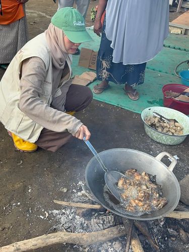 Zaskia Adya Mecca ke Lokasi Bencana Pidie Aceh Zaskia Adya Mecca terjun ke lokasi bencana di Pidie, Aceh. Ia membagikan potret miris dampak bencana serta momen-momen saat ia berinteraksi dan menyalurkan bantuan kepada para korban yang terdampak.