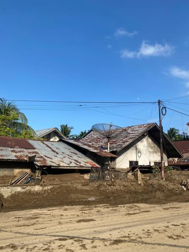 Zaskia Adya Mecca ke Lokasi Bencana Pidie Aceh Zaskia Adya Mecca terjun ke lokasi bencana di Pidie, Aceh. Ia membagikan potret miris dampak bencana serta momen-momen saat ia berinteraksi dan menyalurkan bantuan kepada para korban yang terdampak.