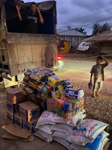 Zaskia Adya Mecca ke Lokasi Bencana Pidie Aceh Zaskia Adya Mecca terjun ke lokasi bencana di Pidie, Aceh. Ia membagikan potret miris dampak bencana serta momen-momen saat ia berinteraksi dan menyalurkan bantuan kepada para korban yang terdampak.