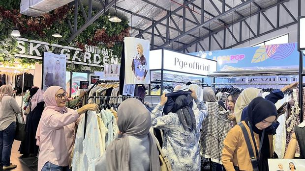 Bazar busana siap pakai, Locapop kembali digelar mulai dari 2-7 Desember 2025 di AEON Mall Tanjung Barat. Ada 61 brand yang menawarkan kolekai busana, hijab hingga tas dengan harga menarik dan bernuansa ala gen z.