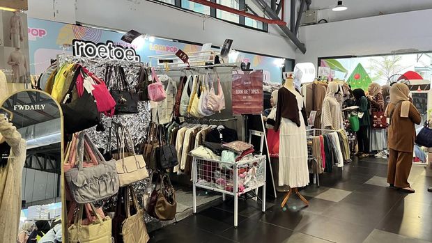 Bazar busana siap pakai, Locapop kembali digelar mulai dari 2-7 Desember 2025 di AEON Mall Tanjung Barat. Ada 61 brand yang menawarkan kolekai busana, hijab hingga tas dengan harga menarik dan bernuansa ala gen z.